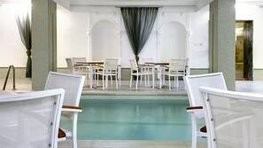 Una piscina cubierta