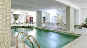 Una piscina cubierta