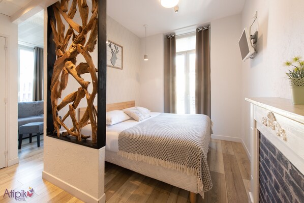 Family Room, Balcony, City View | Primary image