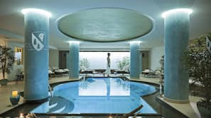 Piscine couverte, chaises longues