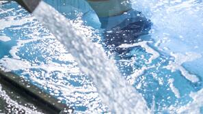 Piscine couverte, chaises longues