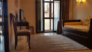 Caja fuerte, cortinas opacas, wifi gratis y ropa de cama