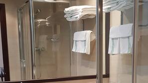 Caja fuerte, cortinas opacas, wifi gratis y ropa de cama