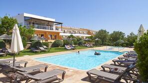 Outdoor pool, pool loungers