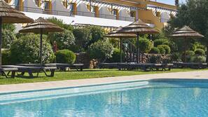 Outdoor pool, pool loungers