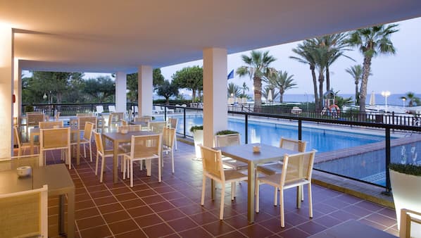 Bar junto a la piscina