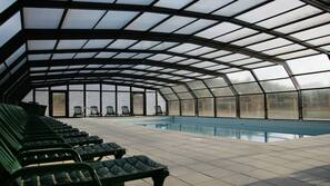 Inomhuspool och utomhuspool