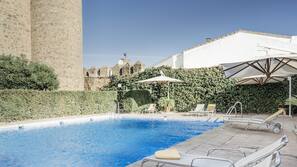 Una piscina al aire libre de temporada (de 12:00 a 20:00), sombrillas