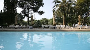 Utomhuspool, parasoller och solstolar