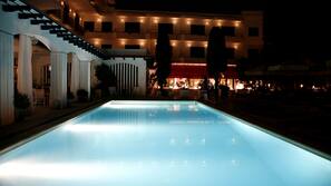 Utomhuspool, parasoller och solstolar
