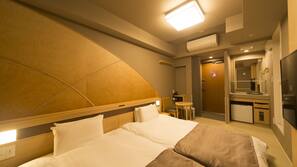 羽絨被、保險箱、書桌、手提電腦工作空間