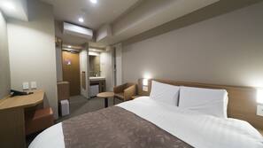 羽絨被、保險箱、書桌、手提電腦工作空間