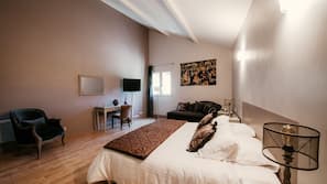 Ropa de cama de alta calidad, escritorio, wifi gratis y ropa de cama