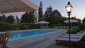 Piscine extérieure, parasols de plage, chaises longues