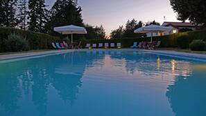 Piscine extérieure, parasols de plage, chaises longues