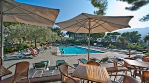 Una piscina al aire libre de temporada