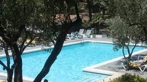 Una piscina al aire libre de temporada