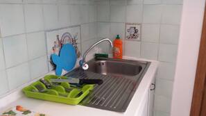 Fridge, coffee/tea maker