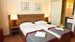 Hypo-allergenic bedding, in-room safe, desk, blackout curtains
