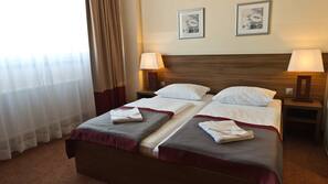 Hypo-allergenic bedding, in-room safe, desk, blackout curtains