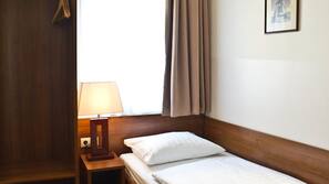 Hypo-allergenic bedding, in-room safe, desk, blackout curtains