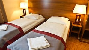 Hypo-allergenic bedding, in-room safe, desk, blackout curtains