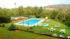 Piscina stagionale all'aperto, ombrelloni da piscina, lettini
