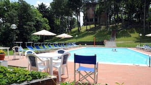 Piscina stagionale all'aperto, ombrelloni da piscina, lettini