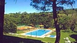 Piscina stagionale all'aperto, ombrelloni da piscina, lettini