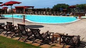 Piscina all'aperto, ombrelloni da piscina, lettini
