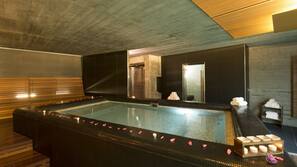 Bañera de hidromasaje en el interior
