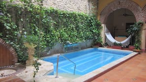 Una piscina cubierta
