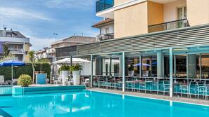 Piscine extérieure (ouverte en saison), parasols de plage