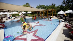Innenpool, 4 Außenpools, Sonnenschirme, Liegestühle