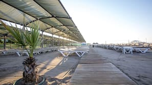 Privatstrand, Liegestühle, Sonnenschirme, Strandtücher