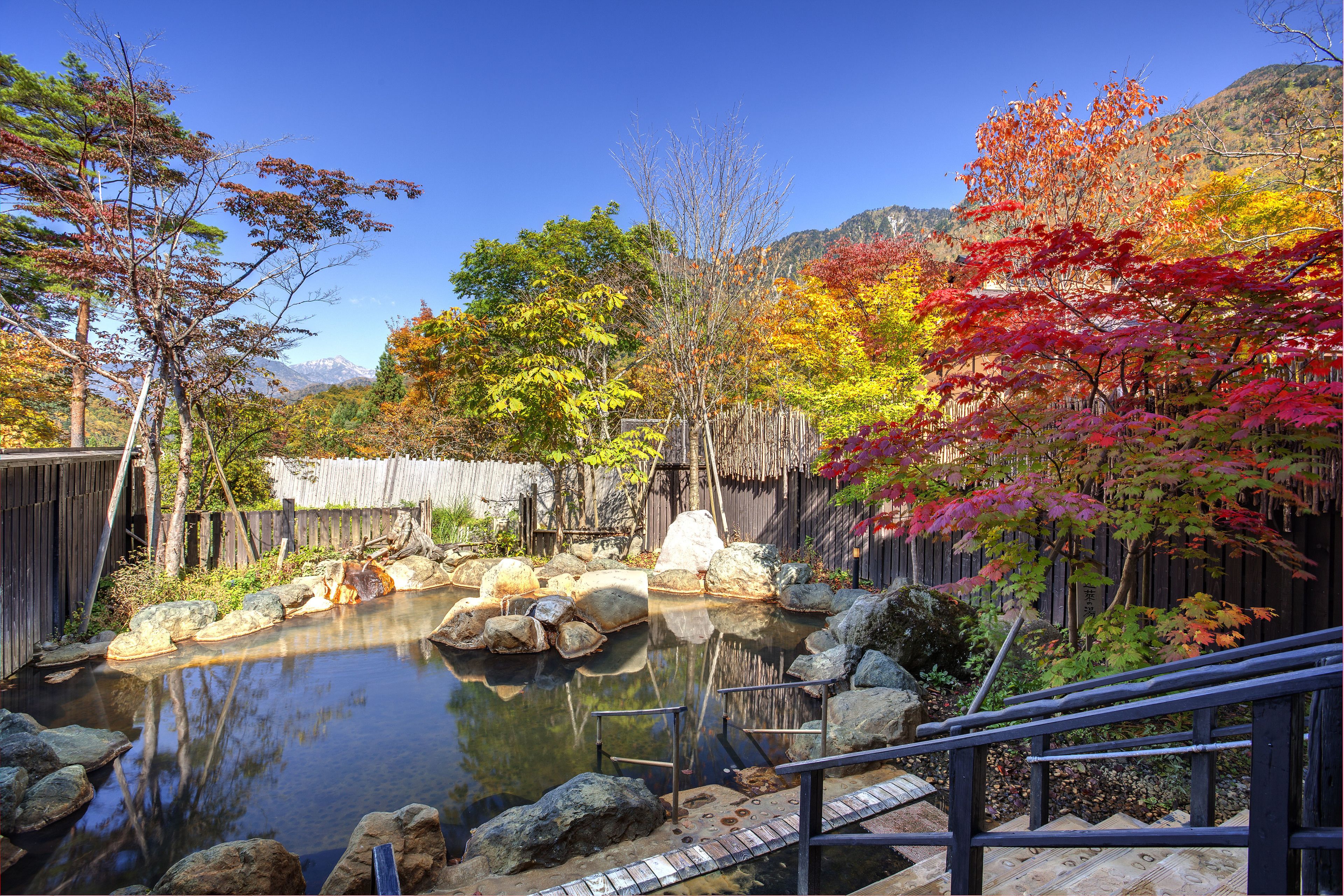 10月が見頃！北アルプスの紅葉と露天風呂を満喫する奥飛騨の旅