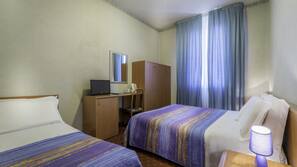 Minibar, coffre-forts dans les chambres, bureau, rideaux occultants