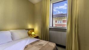 Minibar, coffre-forts dans les chambres, bureau, rideaux occultants