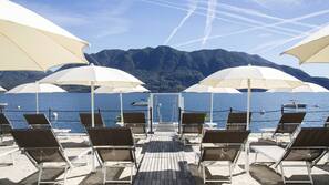 Chaises longues, parasols