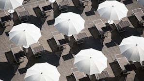 Chaises longues, parasols