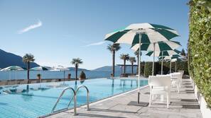 Piscine extérieure, chaises longues