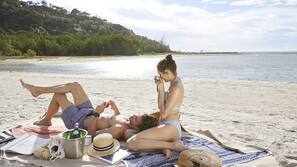 Plage, sable blanc, chaises longues, parasols