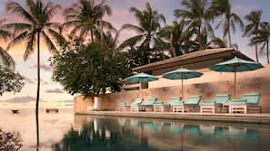 Piscine extérieure, parasols de plage, chaises longues