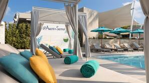 Piscine extérieure, parasols de plage, chaises longues