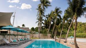 Piscine extérieure, parasols de plage, chaises longues