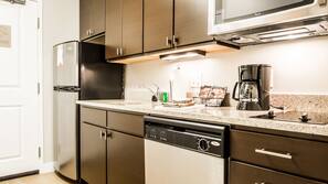 Fridge, microwave, stovetop, dishwasher