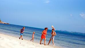 บนชายหาด, ทรายสีขาว, เก้าอี้อาบแดด, ร่มชายหาด
