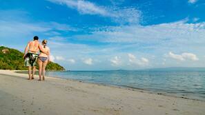 บนชายหาด, ทรายสีขาว, เก้าอี้อาบแดด, ร่มชายหาด