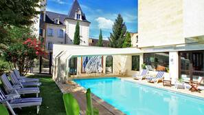Piscine couverte, accès possible de 07 h 00 à 23 h 00, chaises longues