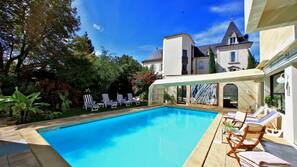 Piscine couverte, accès possible de 07 h 00 à 23 h 00, chaises longues